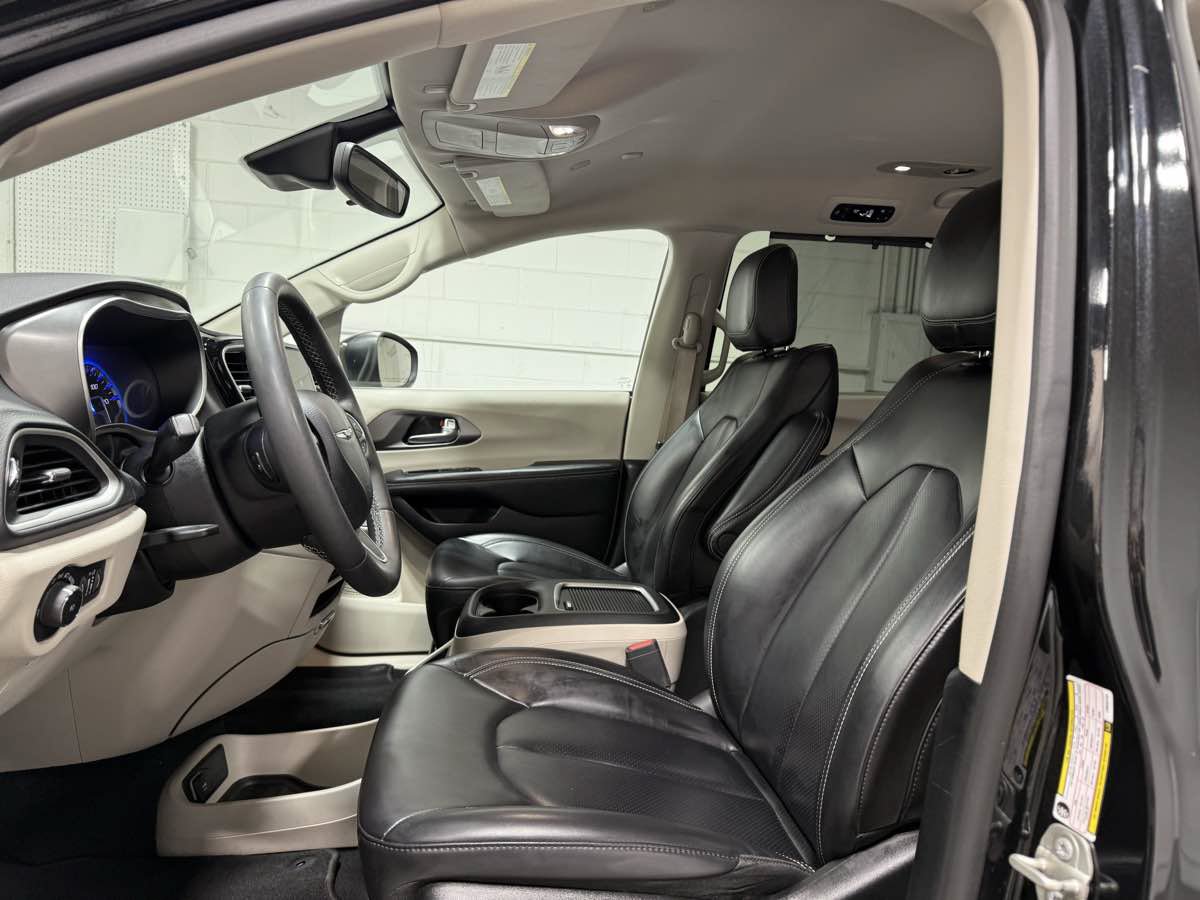 Used 2023 Chrysler Pacifica Touring-L FWD image 14