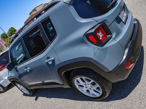 Used 2017 Jeep Renegade Latitude FWD image 8
