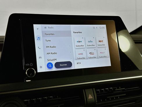 Used 2025 Toyota Prius XLE FWD image 21