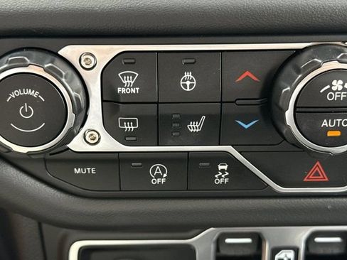 Used 2025 Jeep Wrangler Unlimited Sahara AWD/4WD image 16