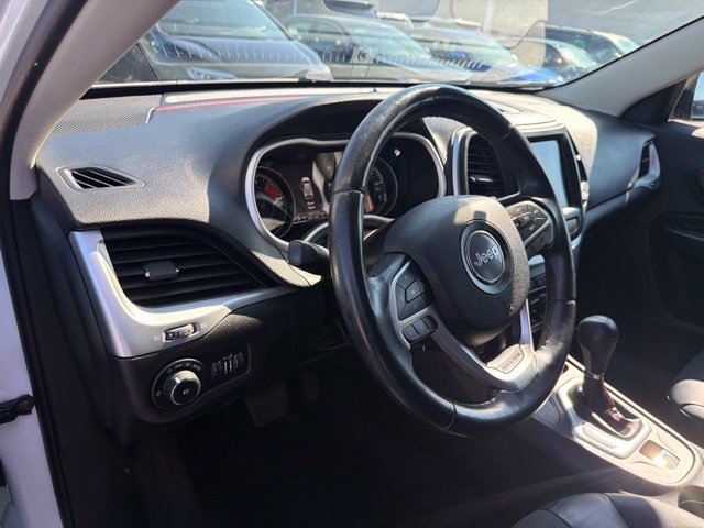 Used 2016 Jeep Cherokee Trailhawk AWD/4WD image 14