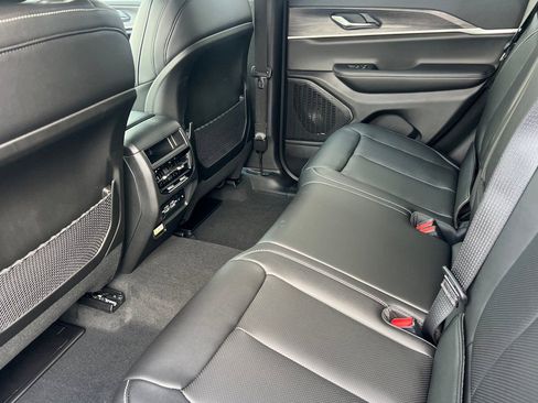 New 2025 Jeep Grand Cherokee Limited w/ Luxury Tech Group II AWD/4WD image 9