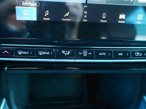 Used 2024 Jeep Wagoneer L Series II w/ Flexible Seating Group RWD image 39