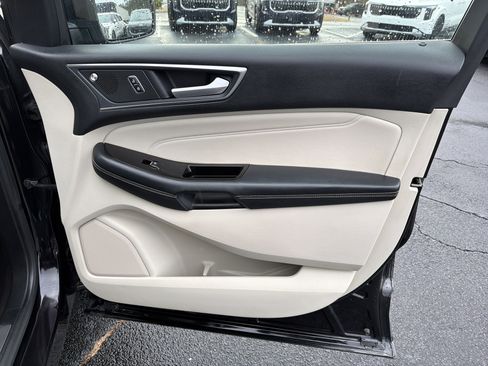 Used 2019 Ford Edge Titanium image 14