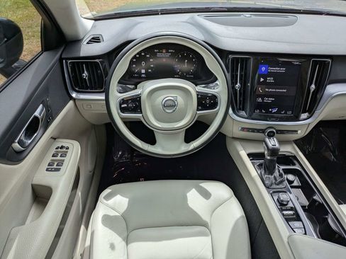 Used 2020 Volvo V60 T5 Momentum FWD image 17