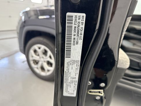 Used 2024 Jeep Compass Latitude AWD/4WD image 10