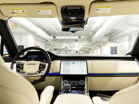 Used 2023 Land Rover Range Rover SE image 25