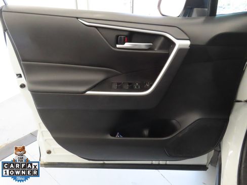 Used 2022 Toyota RAV4 XLE Premium image 11