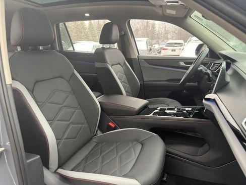 Used 2025 Volkswagen Atlas Peak Edition SE image 33