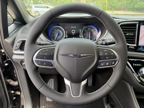 New 2026 Chrysler Pacifica Limited FWD image 10