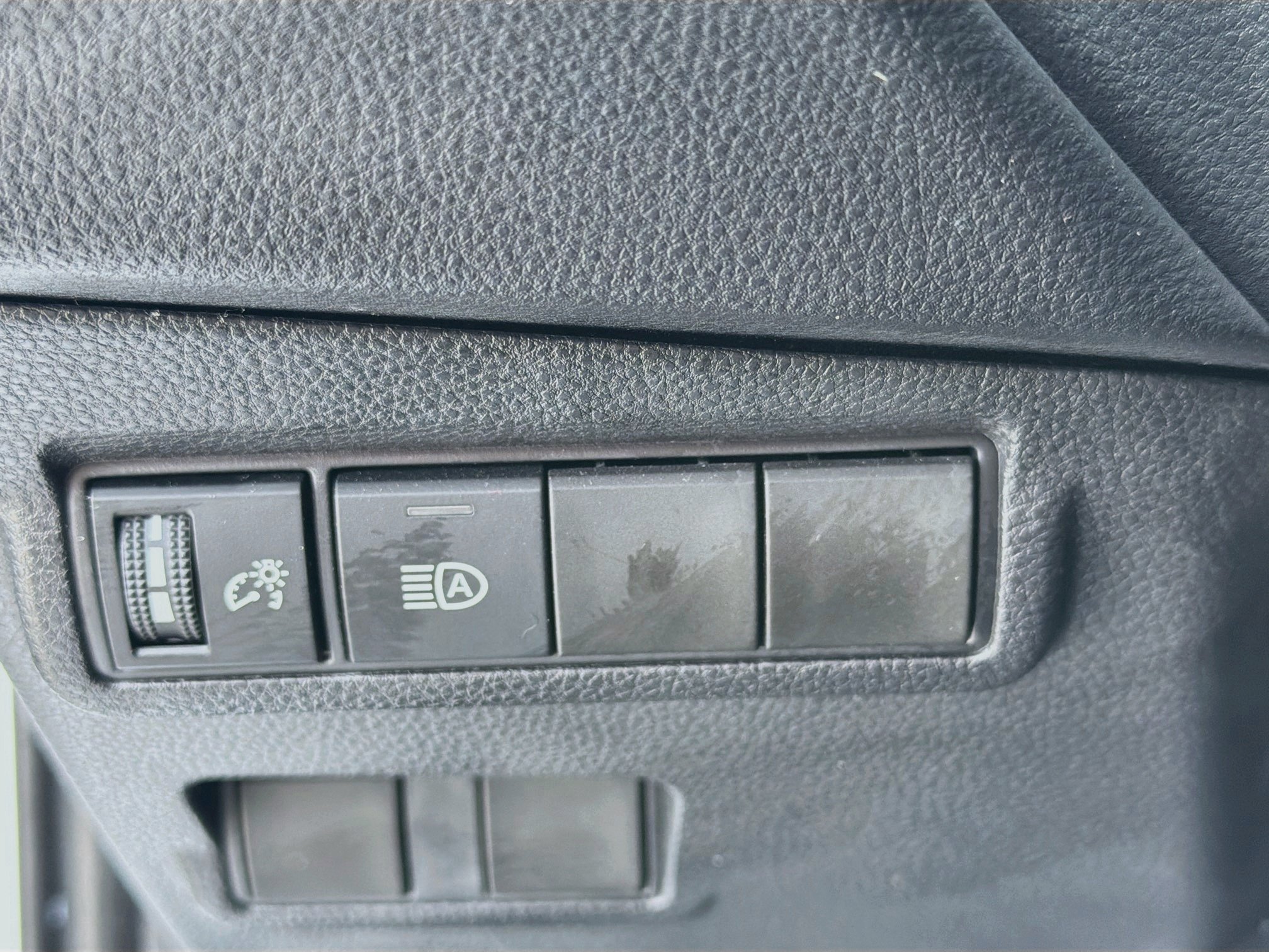 Used 2025 Toyota Corolla Cross LE FWD image 32