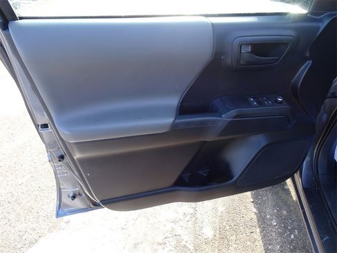 Used 2018 Toyota Tacoma SR image 13