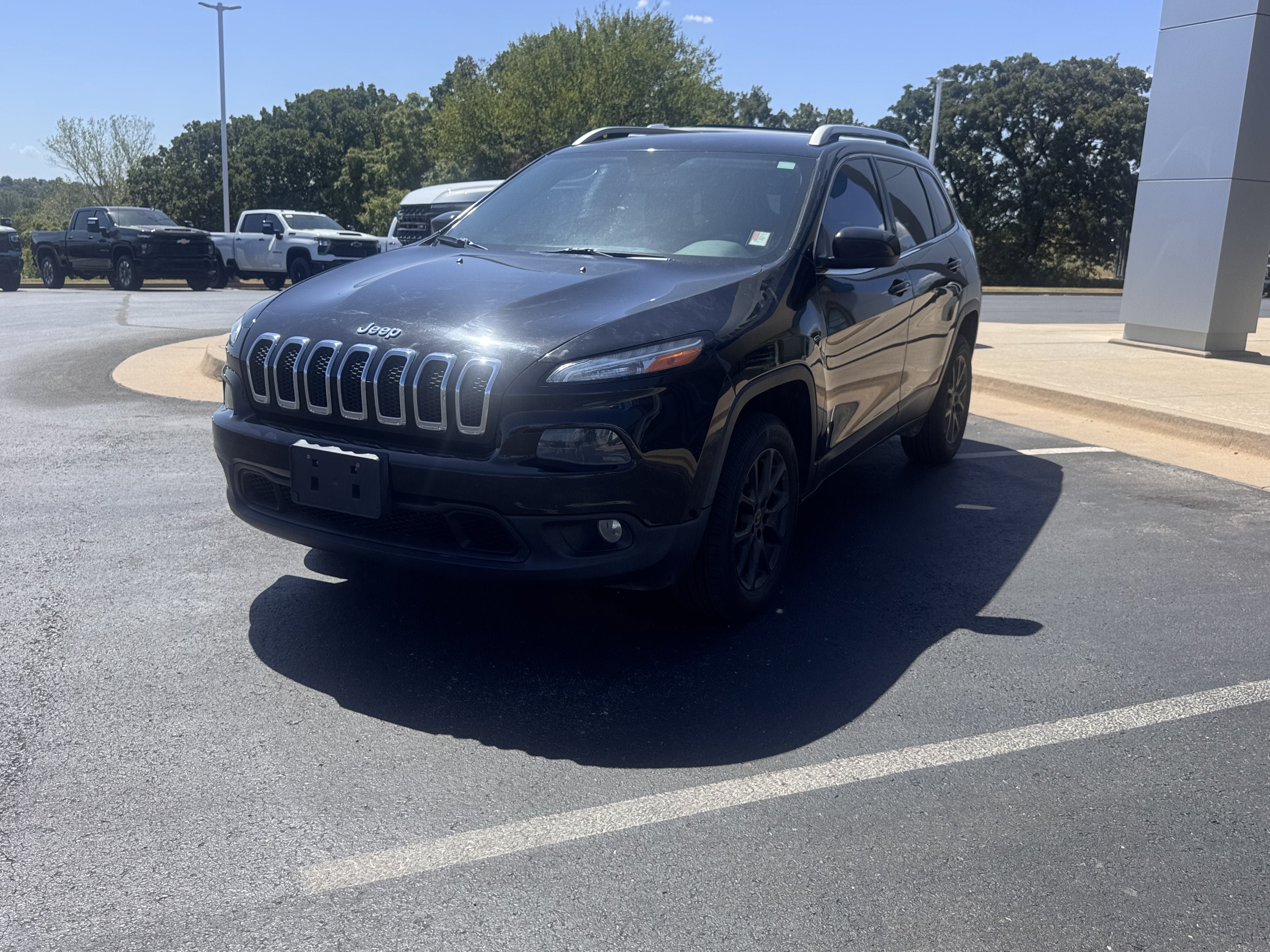 Used 2017 Jeep Cherokee Latitude FWD image 2