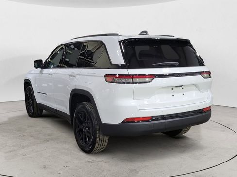 Used 2025 Jeep Grand Cherokee Altitude RWD image 3
