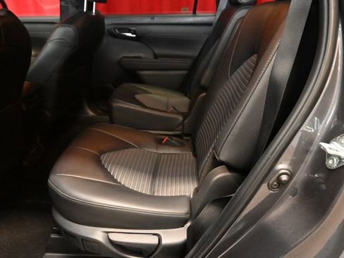 Used 2025 Toyota Highlander XSE image 3