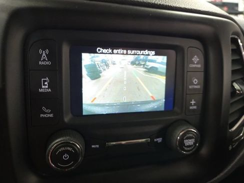 Used 2018 Jeep Compass Latitude w/ Cold Weather Group AWD/4WD image 15