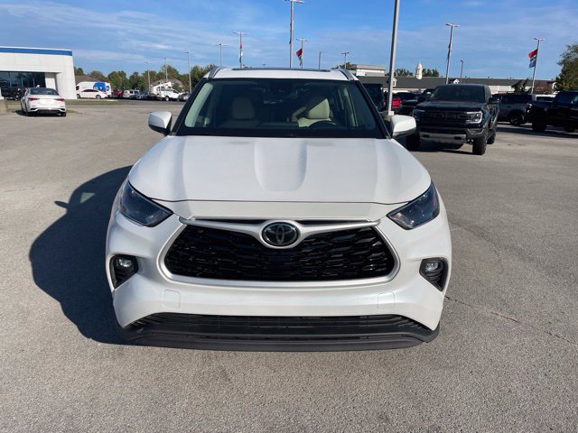 Used 2023 Toyota Highlander XLE AWD/4WD image 3