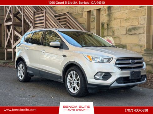 Used 2017 Ford Escape SE image 1