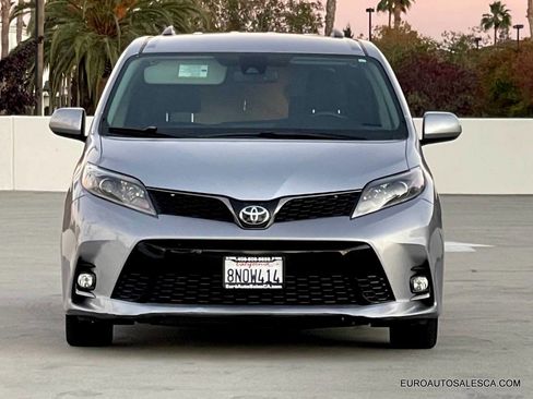 Used 2018 Toyota Sienna SE Premium image 2