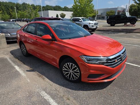 Used 2020 Volkswagen Jetta SE w/ SE Cold Weather Package FWD image 1