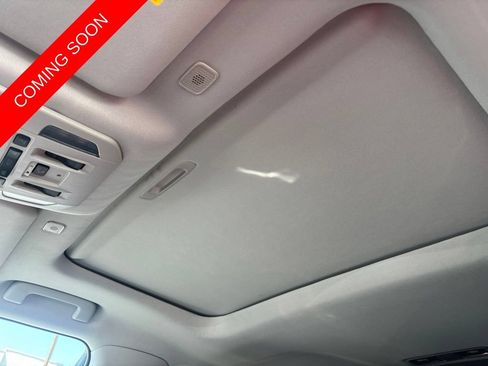 Used 2024 Toyota Highlander XLE FWD image 4