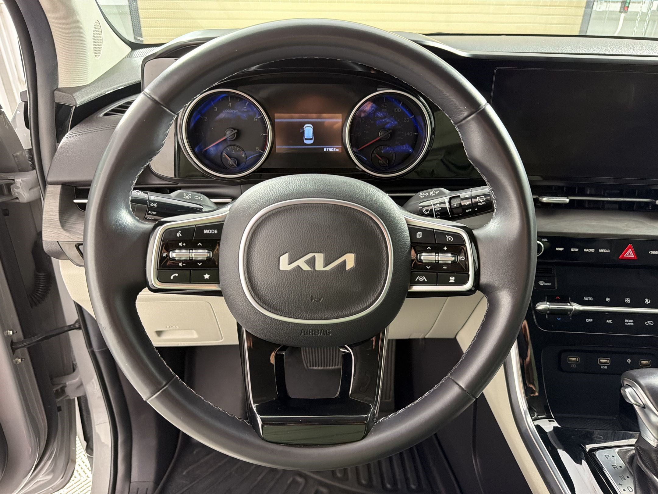 Used 2023 Kia Carnival EX FWD image 11