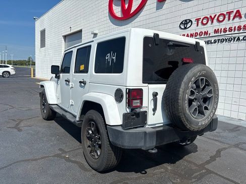 Used 2018 Jeep Wrangler Unlimited Sahara AWD/4WD image 6