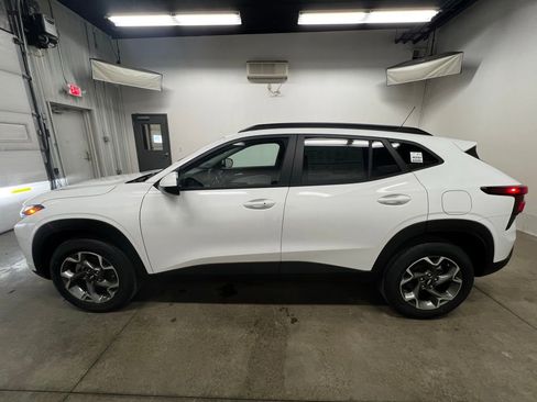 New 2026 Chevrolet Trax LT w/ Sunroof Package image 9