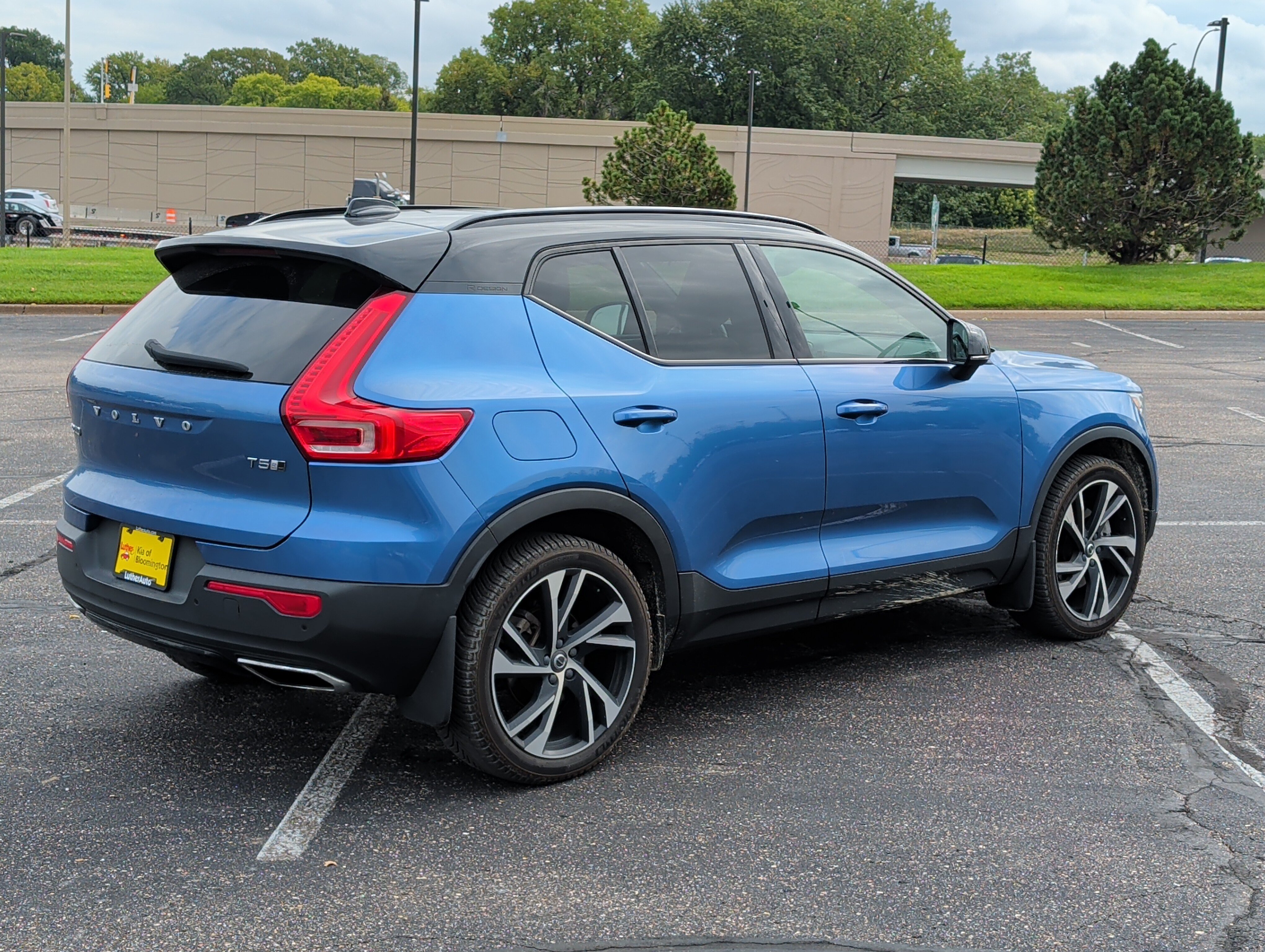 Used 2020 Volvo XC40 T5 R-Design AWD/4WD image 4