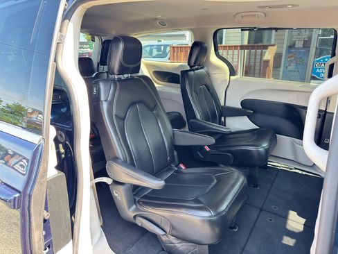 Used 2023 Chrysler Pacifica Touring-L FWD image 45
