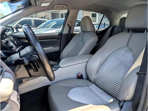 Used 2018 Toyota Camry SE image 18