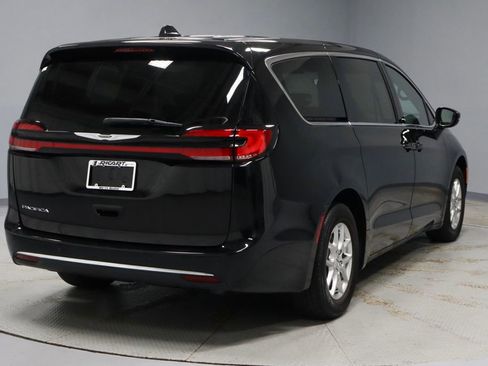 Used 2025 Chrysler Pacifica Select FWD image 11