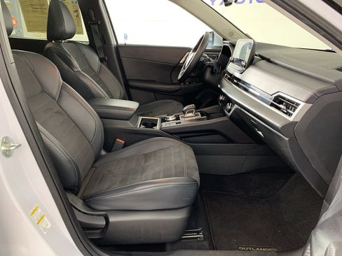 Used 2024 Mitsubishi Outlander SE image 43
