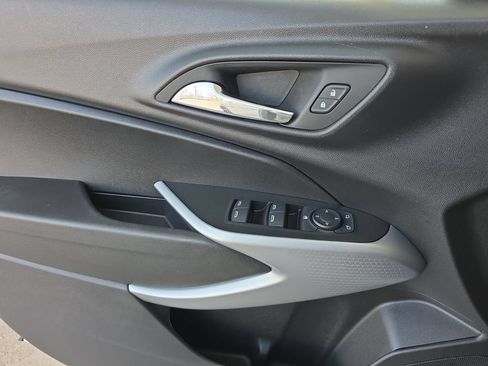 Used 2025 Chevrolet Trax RS FWD image 23