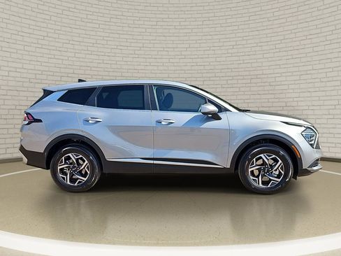 Used 2025 Kia Sportage LX image 4