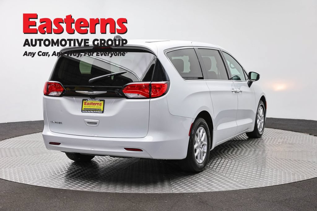 Used 2022 Chrysler Voyager LX FWD image 7