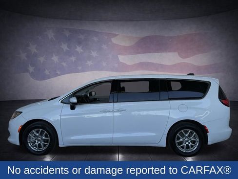 Used 2022 Chrysler Voyager LX image 2