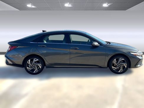 Used 2024 Hyundai Elantra Limited image 8