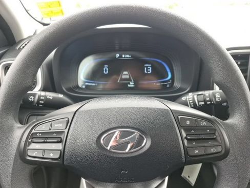 Used 2025 Hyundai Venue SE FWD image 21