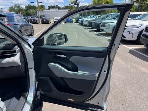 Used 2023 Toyota Highlander XLE FWD image 54