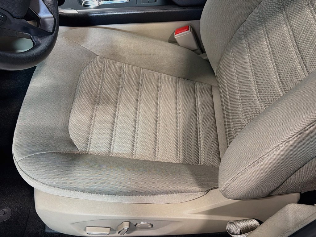 Used 2020 Ford Fusion SE FWD image 21