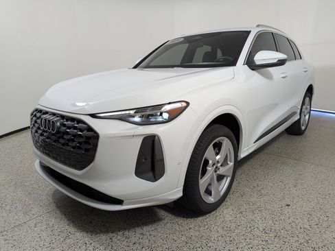 Certified 2025 Audi Q5 Premium Plus w/ Premium Plus AWD/4WD image 3