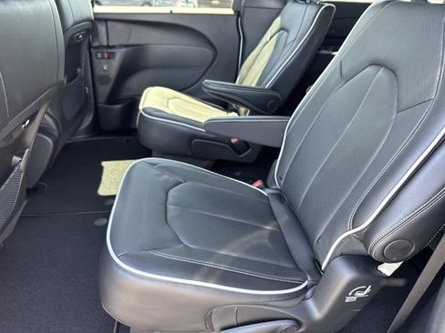 New 2026 Chrysler Pacifica Limited FWD image 9