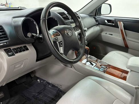 Used 2012 Toyota Highlander Limited w/ Tow Pkg image 12