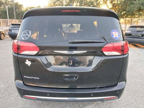 Used 2019 Chrysler Pacifica Touring-L image 4
