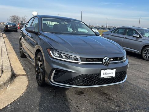 Used 2025 Volkswagen Jetta SE w/ Black Wheel Package image 5