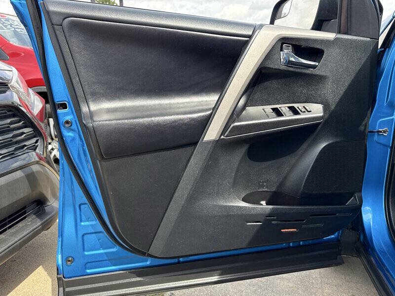 Used 2018 Toyota RAV4 XLE w/ Carpet Mat Package FWD image 18