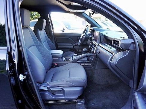 Used 2025 Toyota Tacoma SR5 AWD/4WD image 17