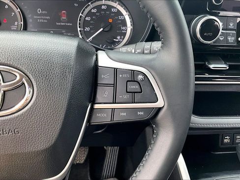 Used 2023 Toyota Highlander L image 12