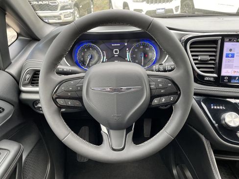 Used 2025 Chrysler Pacifica Limited image 15